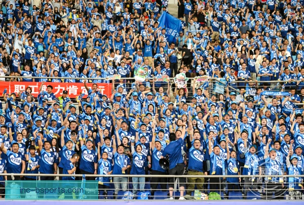 长传冲吊球队看台歌声，传统助威凝聚主场气势